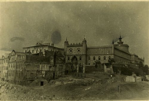 Widok od zachodu na Zamek i pozostałości zabudowy dzielnicy żydowskiej, ok. 1943 roku, autor nieznany, zdjęcie ze zbiorów Anny Kasperkiewicz