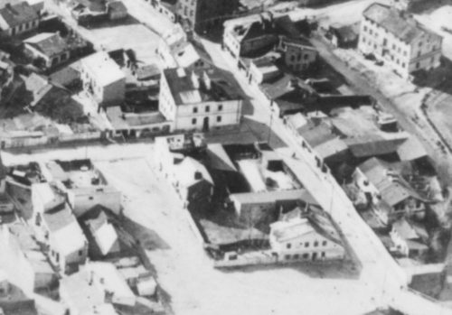 Fragment zdjęcia lotniczego z widocznym placem Krawieckim i ulicą Jateczną