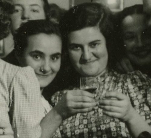Kadr z jedynego wspólnego zdjęcia Rajzli Rubinfajer (po lewej) i Marii Rechtszaft. fot. z archiwum Danuty Riabinin