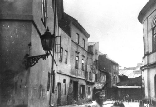 Dos Szulgesl, czyli Uliczka Synagogalna, po prawej stronie fragment kompleksu synagogalnego, ze zbiorów YIVO Institute for Jewish Research