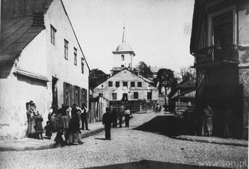 Skrzyżowanie Mostowej (na wprost) z Jateczną, w tym miejscu zaczynało się lebn kwores brikl, ze zbiorów OGBTNN