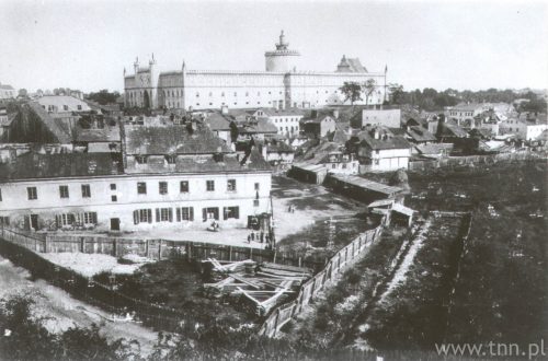Panorama Podzamcza wykonana z Choneplac, czyli Placu po Farze. Na pierwszym planie dos Jidisze Klojster – kościół św. Wojciecha, a dalej zabudowania Krawieckiej, ze zbiorów Muzeum Historii Miasta Lublina