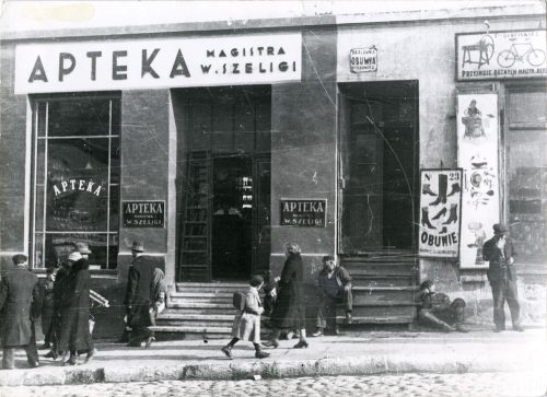 Nowa 23 i apteka Szeligi po przenosinach, fot.Stefan Kiełsznia, ze zbiorów Jerzego Kiełszni